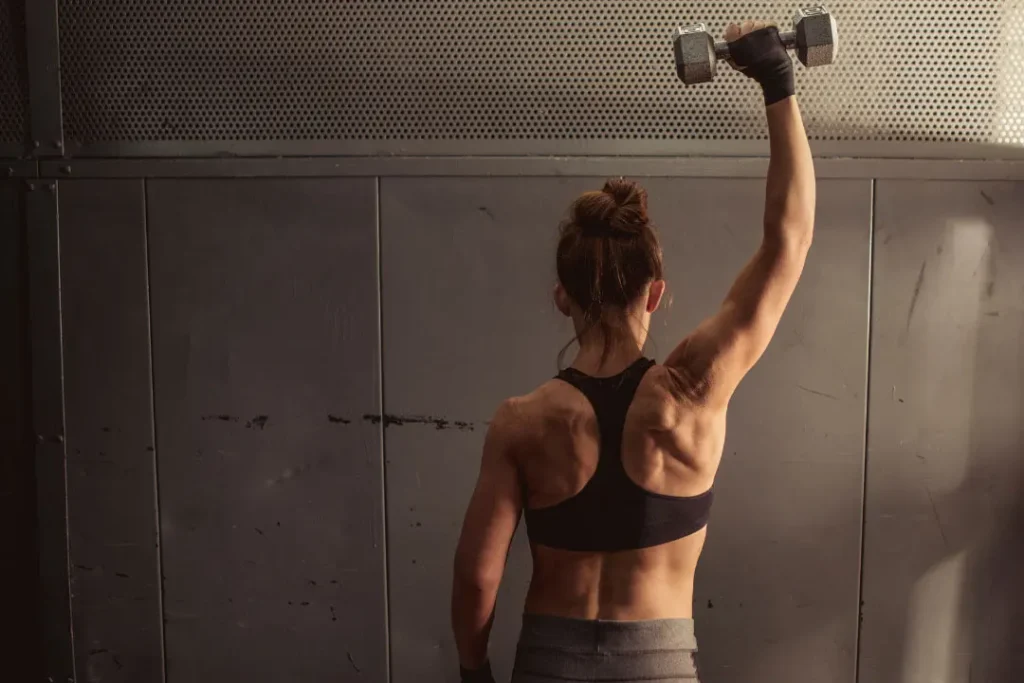 A lady lifting weight for improving muscle growth.